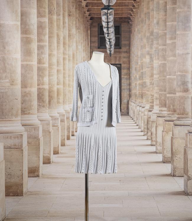 Chanel, collection Prêt à Porter, Printemps-Eté 2012. Ensemble en maille perforée bleu-ciel. Directeur artistique : Karl Lagerfeld.