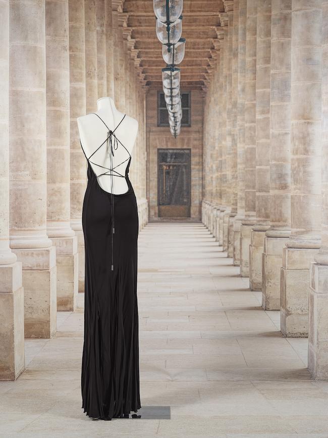 Givenchy, collection Prêt-à-Porter. Robe de cocktail longue en crêpe noir.