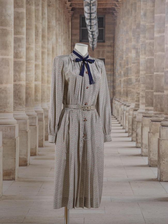 Chanel Créations Paris, collection Prêt à Porter, circa 1970. Robe en soie bleue ciel imprimée rouge, bleu et blanc.