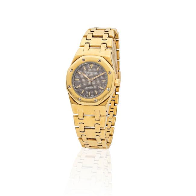 Audemars Piguet. A mid-size 18K gold automatic bracelet watch Audemars Piguet. Montre bracelet de taille medium en or jaune 18K (750) mouvement automatique Royal Oak, Circa 1980