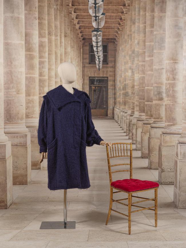 Jean Patou Boutique, Collection Prêt-à-Porter, circa 1968. Manteau oversized en mohair marine. Création Michel Goma