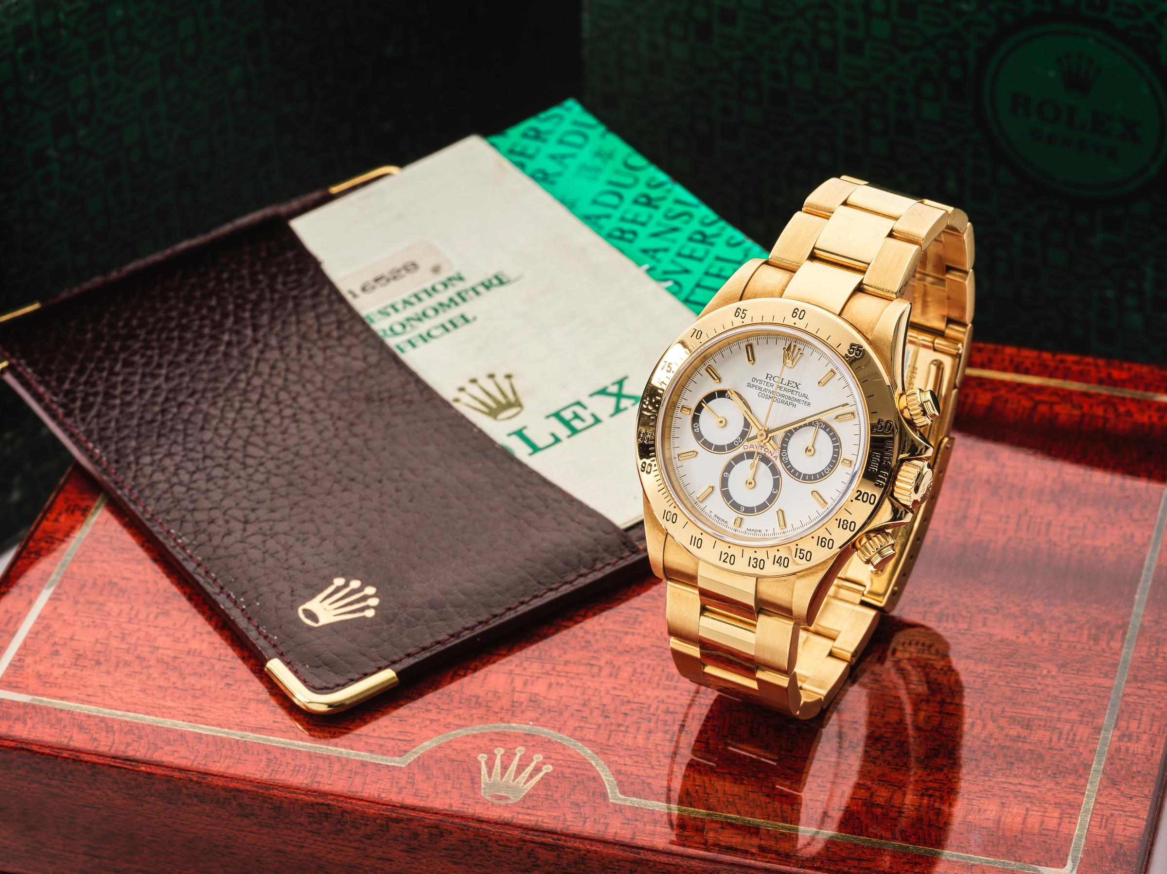 Rolex. An extremely rare and fine unpolished 18K gold automatic chronograph bracelet watch offered by the original owner Rolex. Beau chronographe bracelet en or jaune 18K (750) jamais repoli et proposé à la vente par le propriétaire d'origine mouvement automatique  Cosmograph Daytona 'Zenith Inverted 6', 4 lines, Ref 16528, Circa 1988, purchased 12th June 1989 image 2