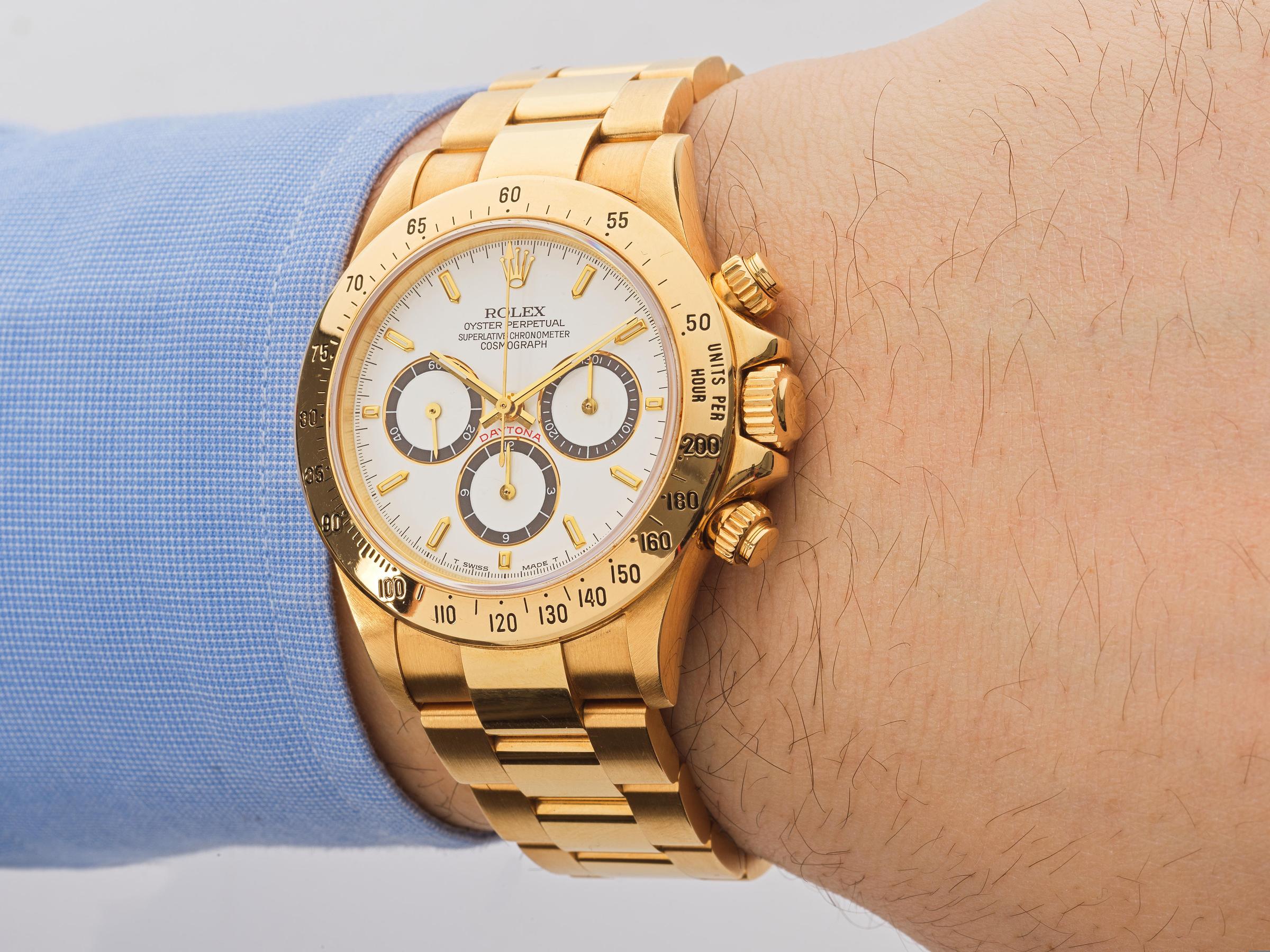 Rolex. An extremely rare and fine unpolished 18K gold automatic chronograph bracelet watch offered by the original owner Rolex. Beau chronographe bracelet en or jaune 18K (750) jamais repoli et proposé à la vente par le propriétaire d'origine mouvement automatique  Cosmograph Daytona 'Zenith Inverted 6', 4 lines, Ref 16528, Circa 1988, purchased 12th June 1989 image 3