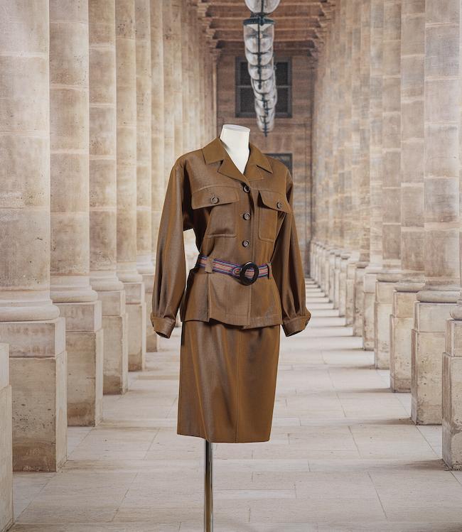 Saint Laurent Rive Gauche, circa 1990. Ensemble d'inspiration saharienne en coton bronze.