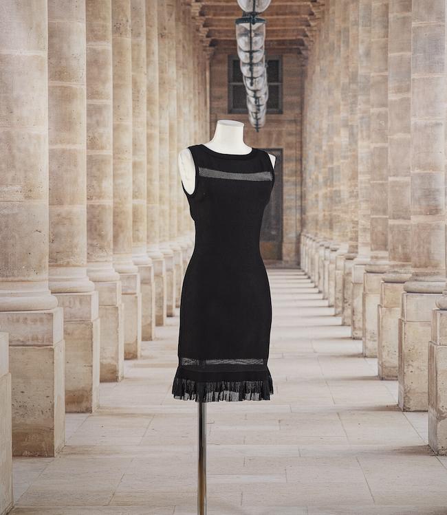 Alaia, collection Prêt à Porter, circa 1990. Robe sans manches en maille noire.