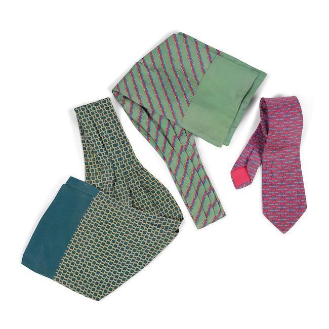 Hermès Paris. Deux nœuds papillons et une cravate en twill de soie imprimé.