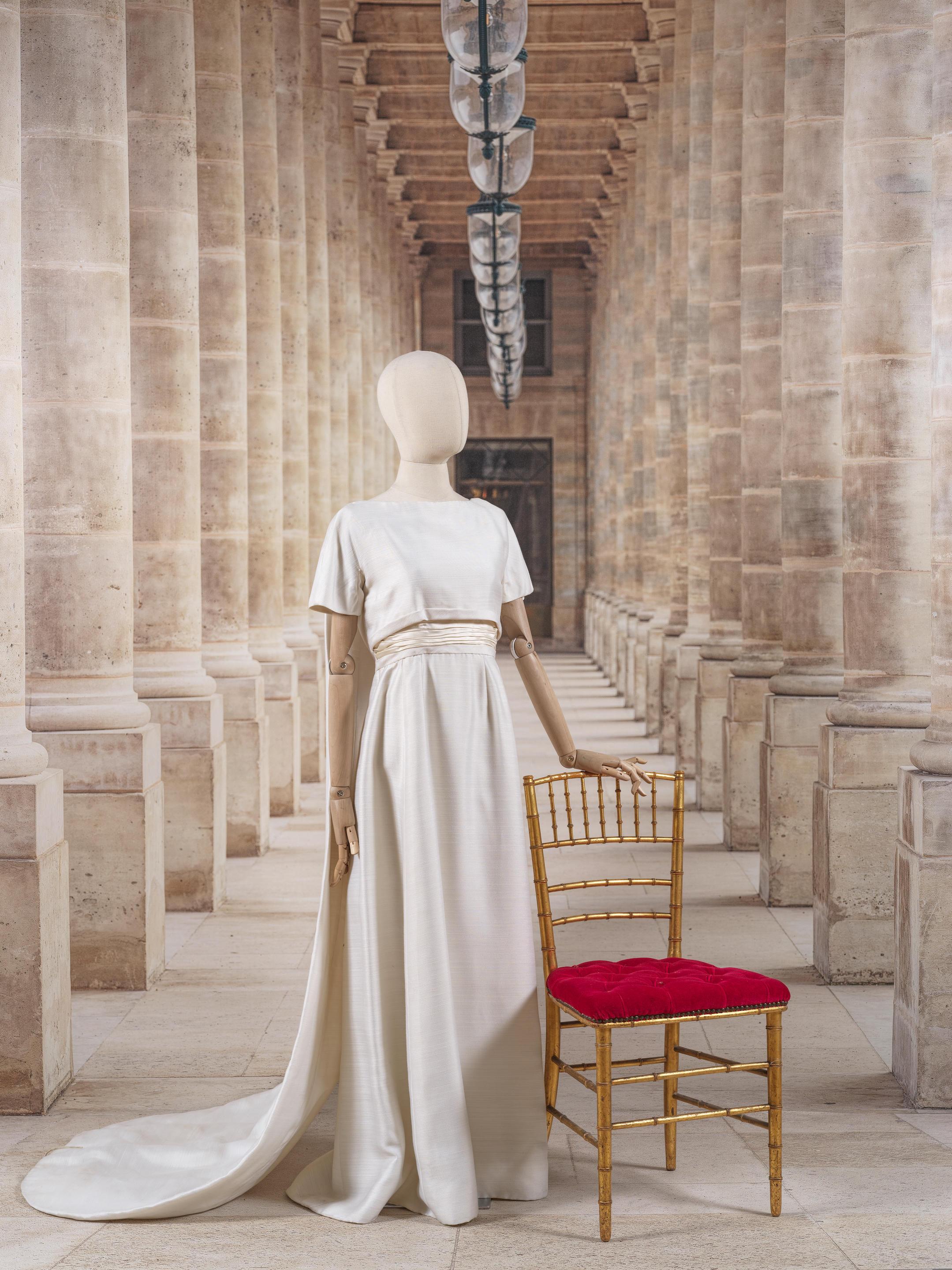 Pierre Balmain Boutique, collection Prêt-à-Porter, circa 1968/1970. Robe de mariée en lin et soie blanche. Création Pierre Balmain image 1