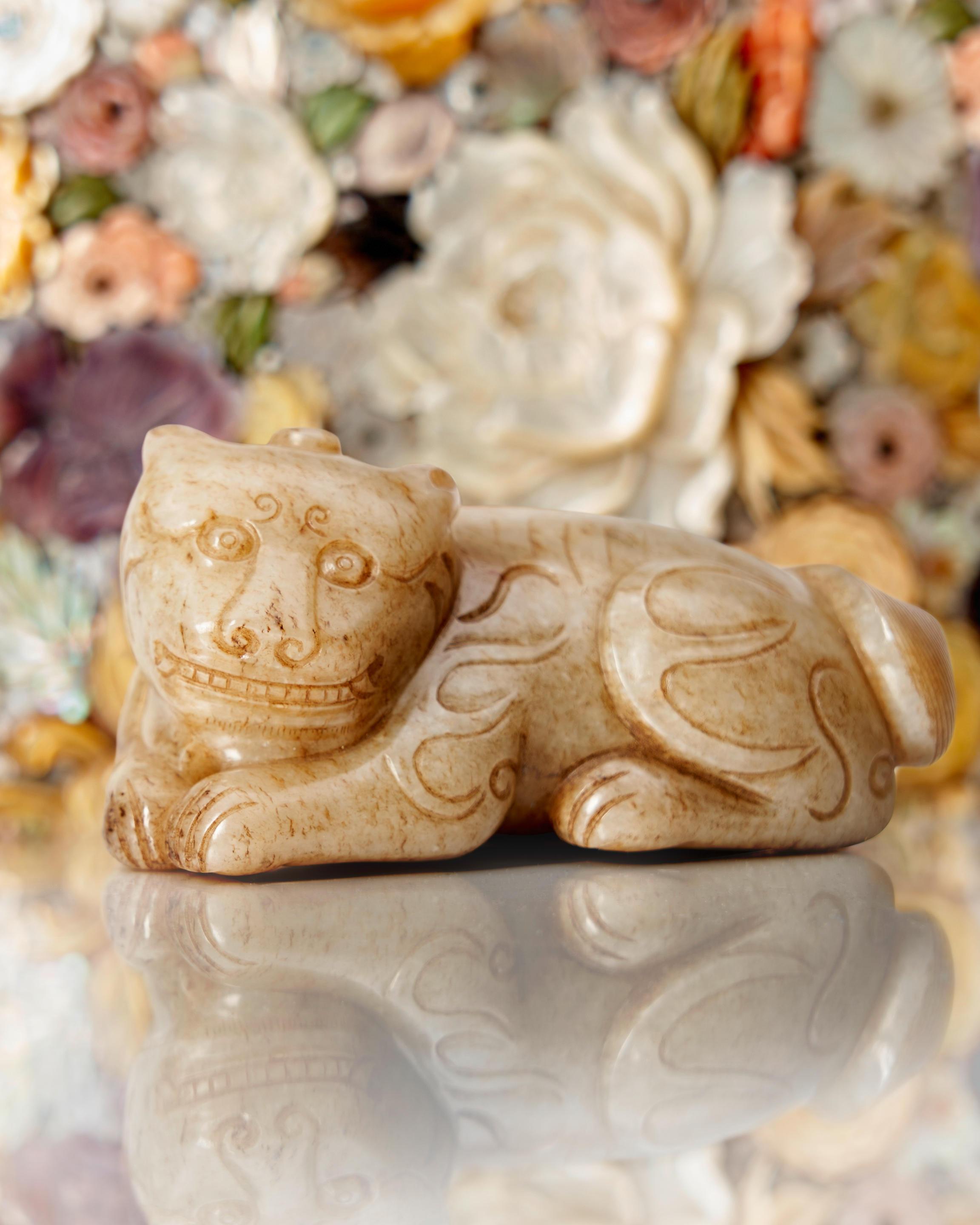 A YELLOW JADE CARVING OF A HORNED MYTHICAL CREATURE China, late Qing dynasty image 5