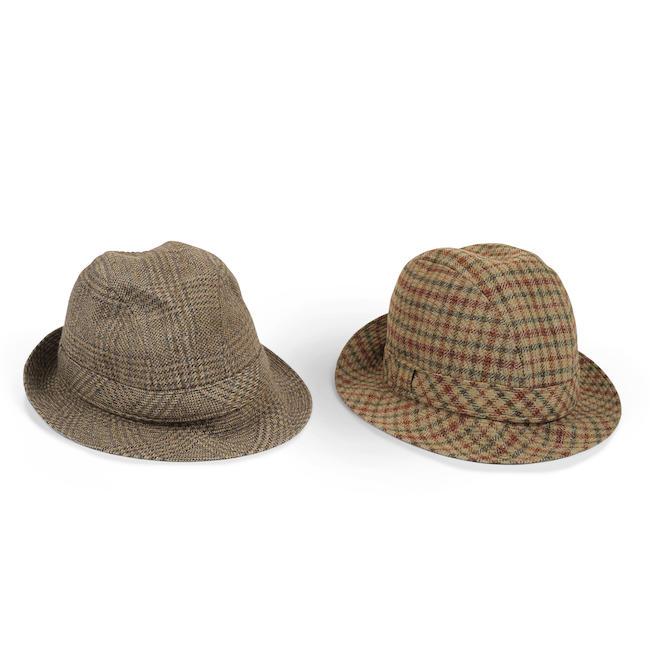 Motsch pour Hermès. Deux chapeau en lainage façon prince de Galles dans les tons beiges.