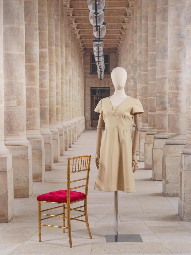 Courrèges Couture Future, collection prêt à Porter, circa 1968. Robe en toile beige Dessiné par André Courrèges.