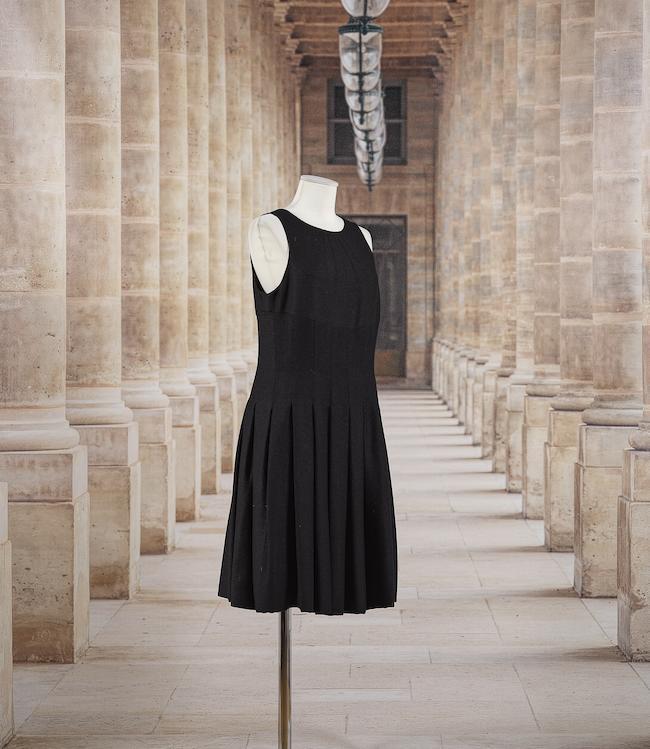 Chanel, collection Prêt à Porter, Croisière 2007. Robe midi en lainage travaillé noir. Directeur artistique : Karl Lagerfeld.