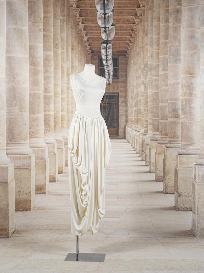 Lanvin, collection Prêt-à-Porter, circa 1980. Robe longue de cocktail en crêpe écru.
