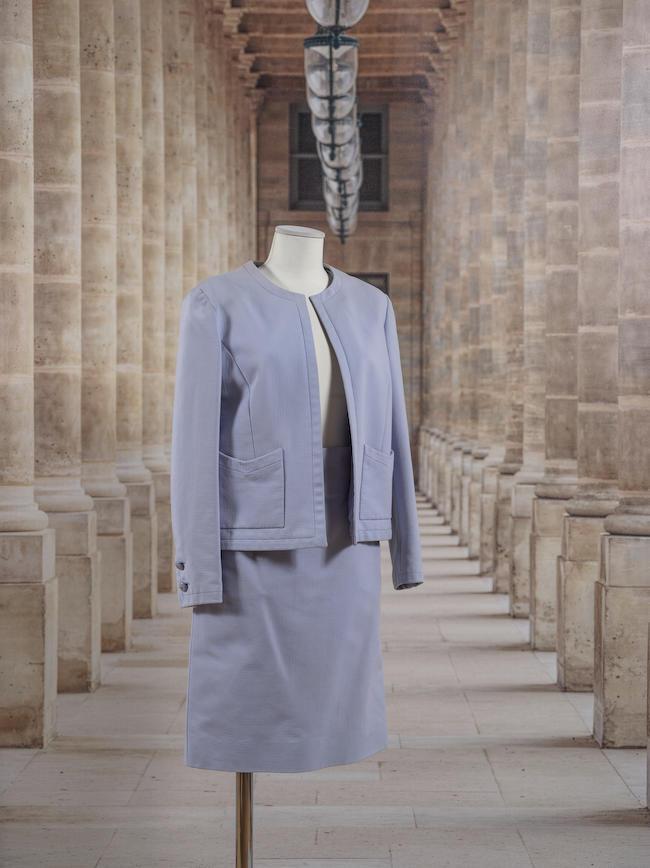 Chanel Boutique, collection Prêt à Porter, circa 1989. Tailleur jupe en crêpe de soie cloqué bleu ciel. Directeur artistique : Karl Lagerfeld.
