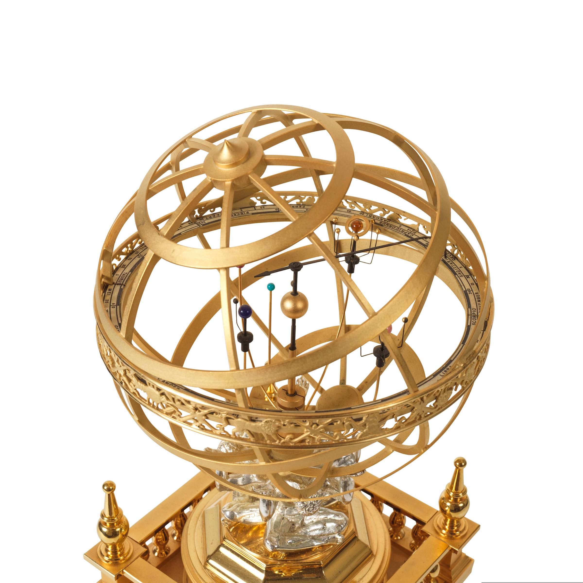 Christiaan van der Klaauw. A very fine and rare handmade key wind gold plated brass and silver clock with sphere on top demonstrating the solar system Christiaan van der Klaauw. Très belle et rare pendule en laiton plaqué or et argent avec sphère montrant le système solaire, entièrement asseemblée à la main, remontoir à clé Planeto Astrolabium, Circa 1990 image 2